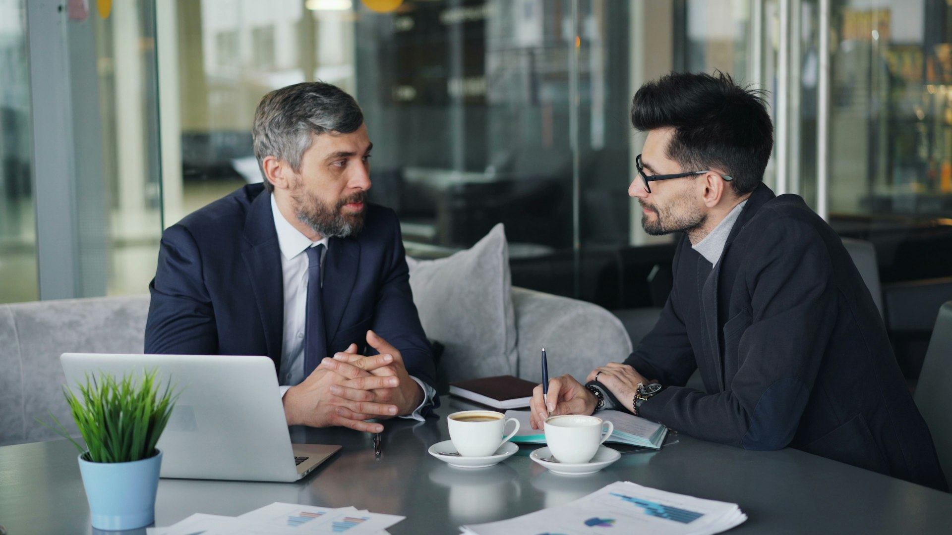 Mentor and mentee in a one-to-one conversation
